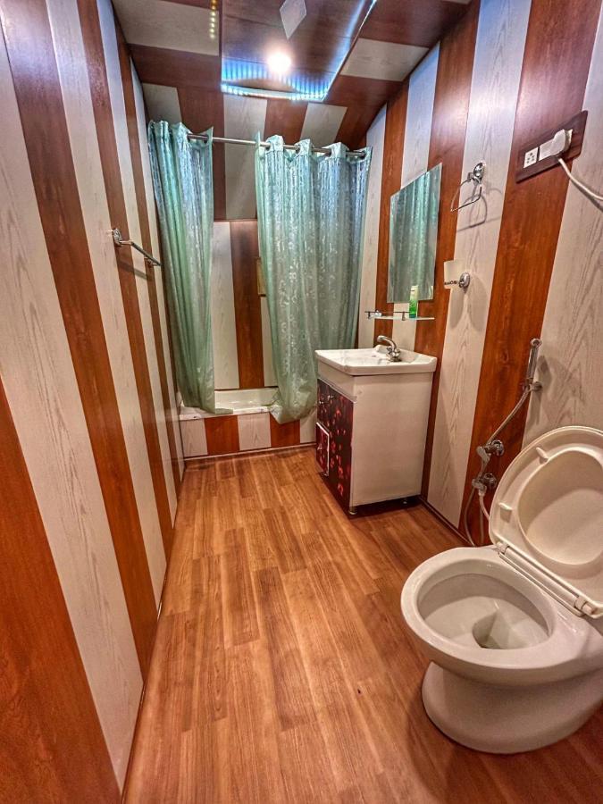 Hotel Exotic Young Shreen Houseboat Srīnagar Esterno foto