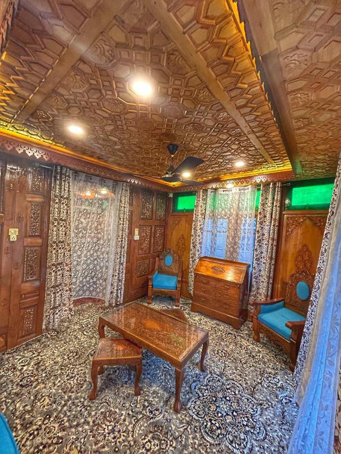 Exotic Young Shreen Houseboat Srīnagar Esterno foto