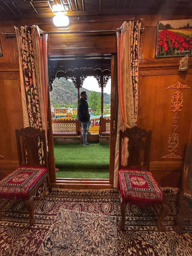 Hotel Exotic Young Shreen Houseboat Srīnagar Esterno foto