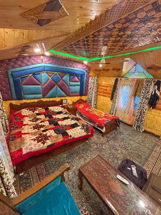 Hotel Exotic Young Shreen Houseboat Srīnagar Esterno foto